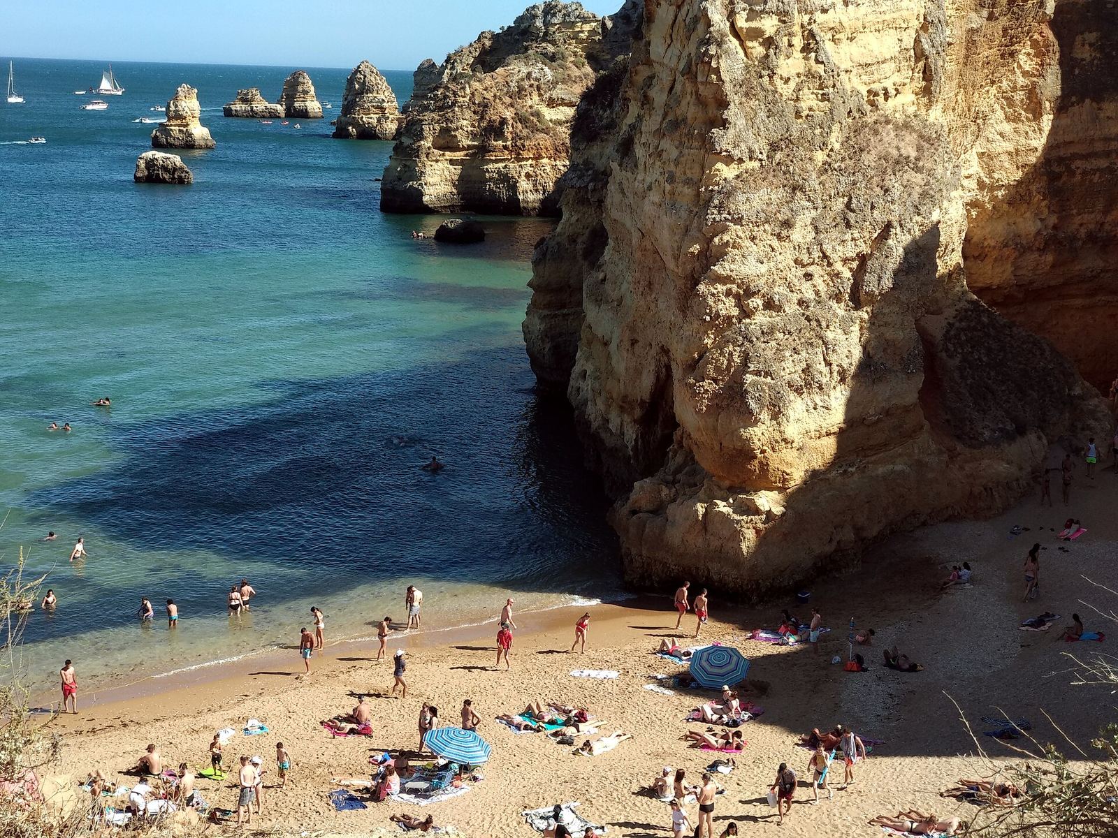Praia Dona Ana bei Lagos, goldene Felsen und türkises Wasser