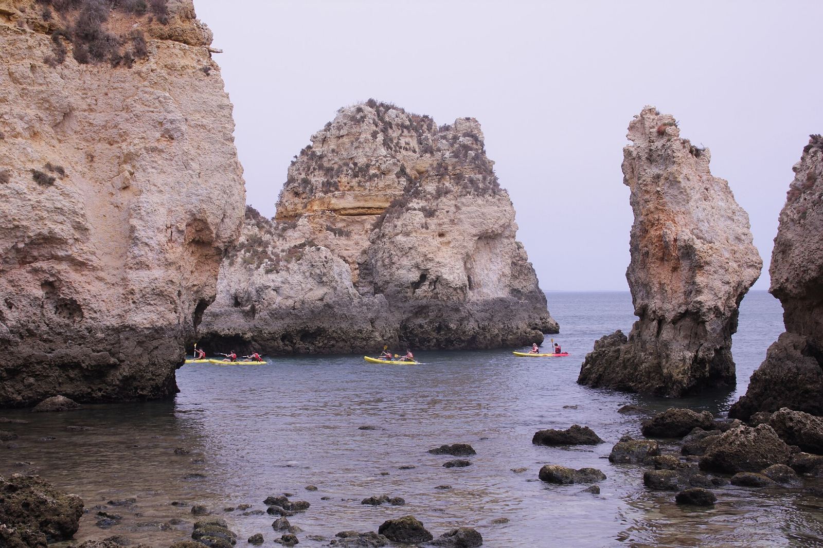 Kajaks zwischen den Felsen der Ponta da Piedade