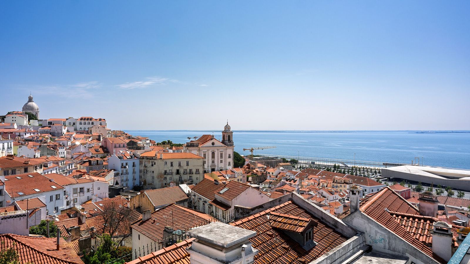 Alfama-Dächer und der Tejo