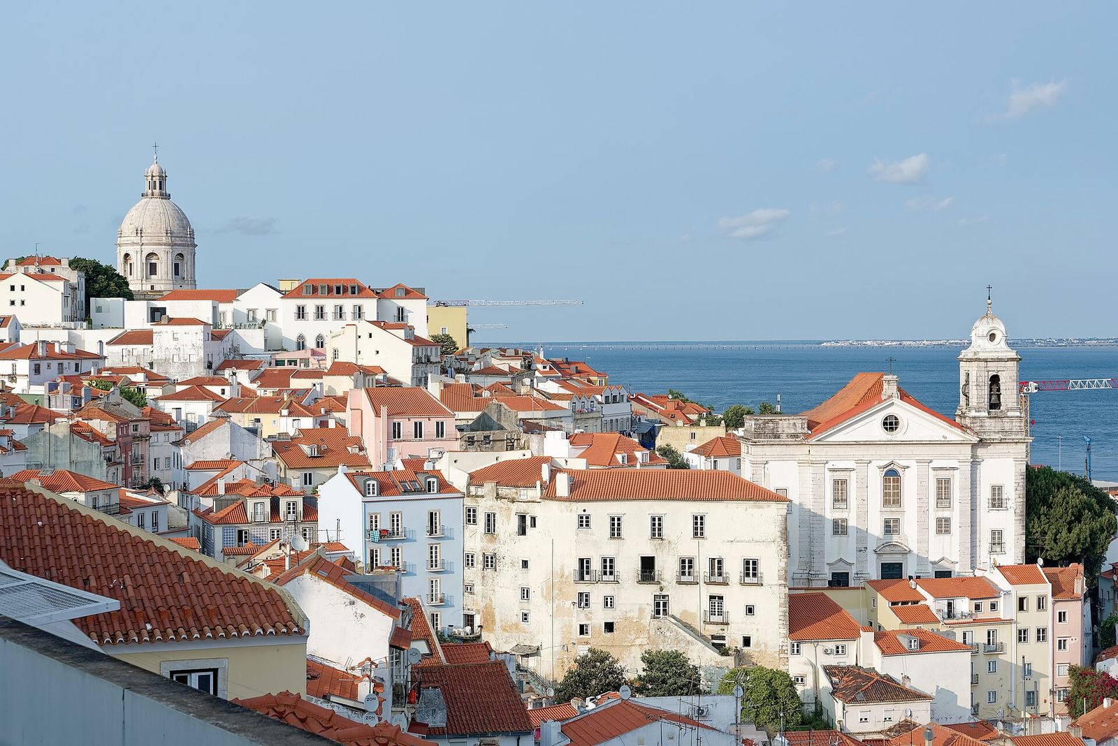Blick vom Miradouro de Santa Luzia über Alfama