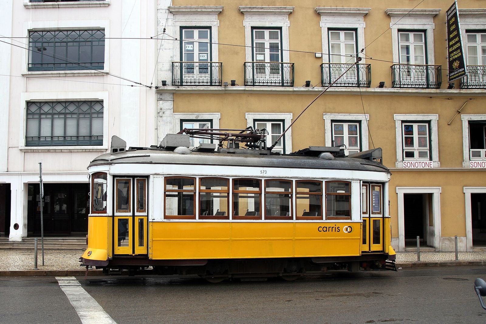 Gelbe Straßenbahn Linie 28 in Lissabon