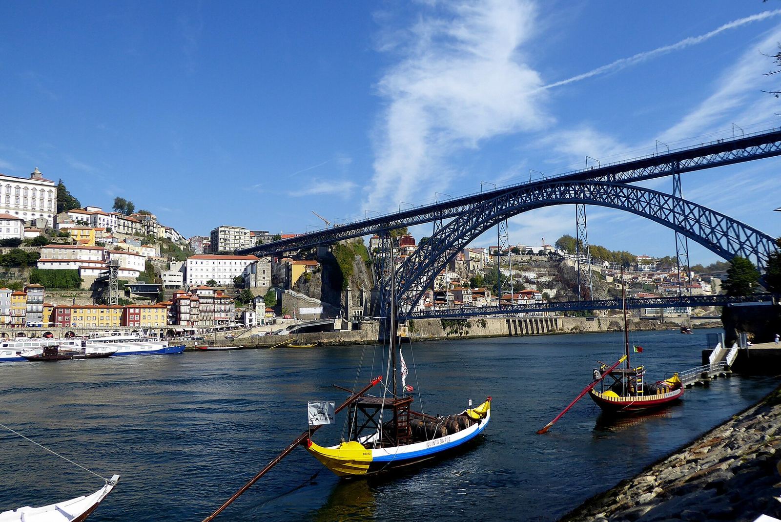 Rabelo-Boote auf dem Douro vor der Ponte Dom Luís I