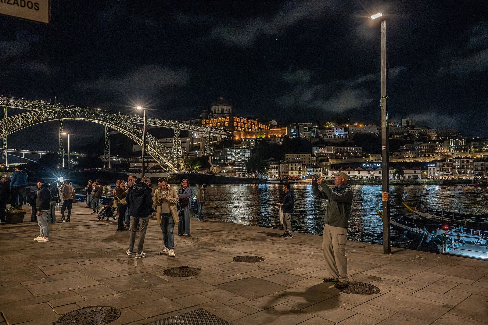 Nachtblick auf die Ponte Dom Luís I und Ribeira