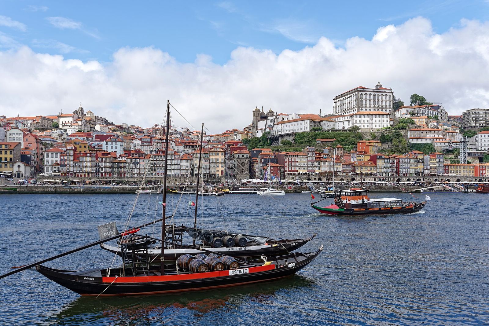 Rabelo-Boote am Cais de Gaia mit Blick auf Porto